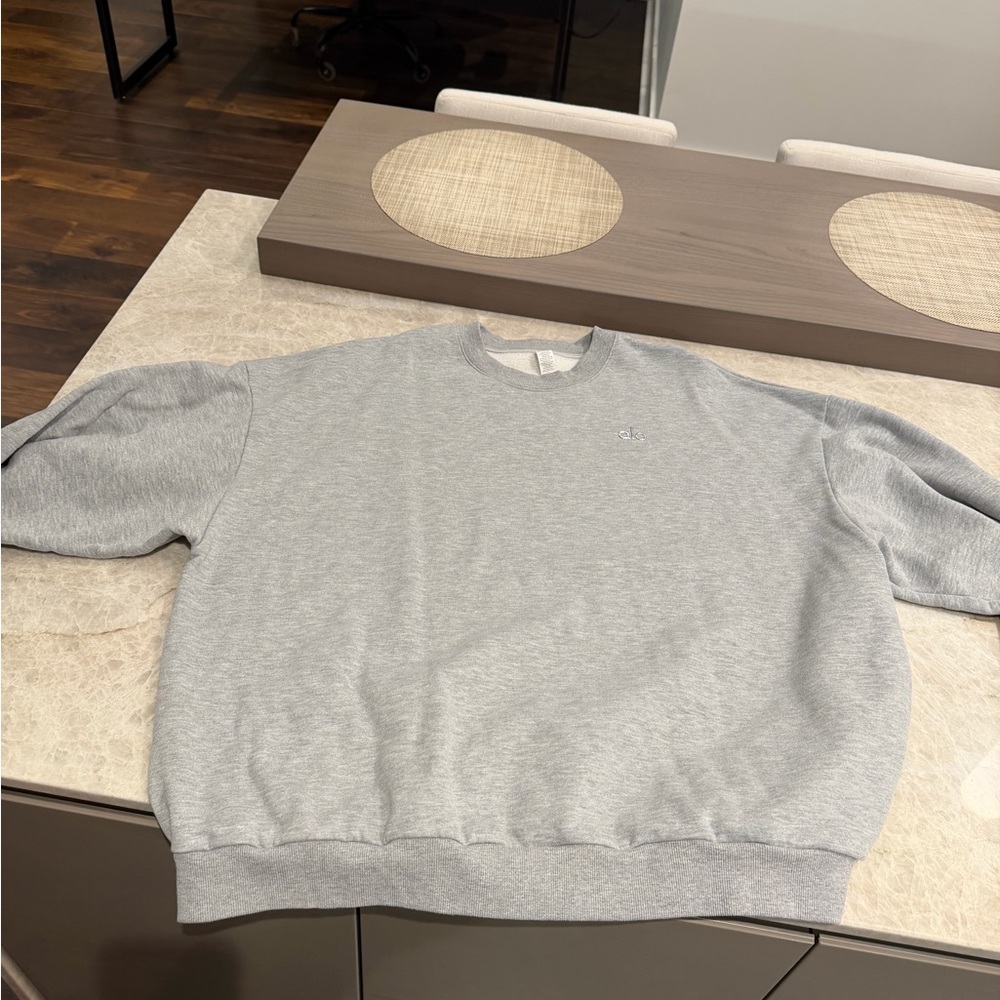 ALO Yoga Light Gray Accolade Sweatshirt